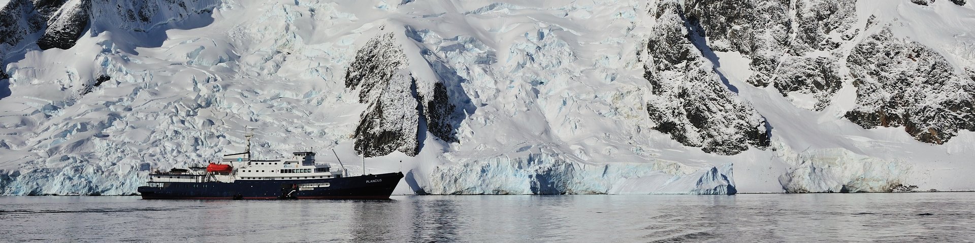 Die Plancius vor einer Bergkette in der Antarktis