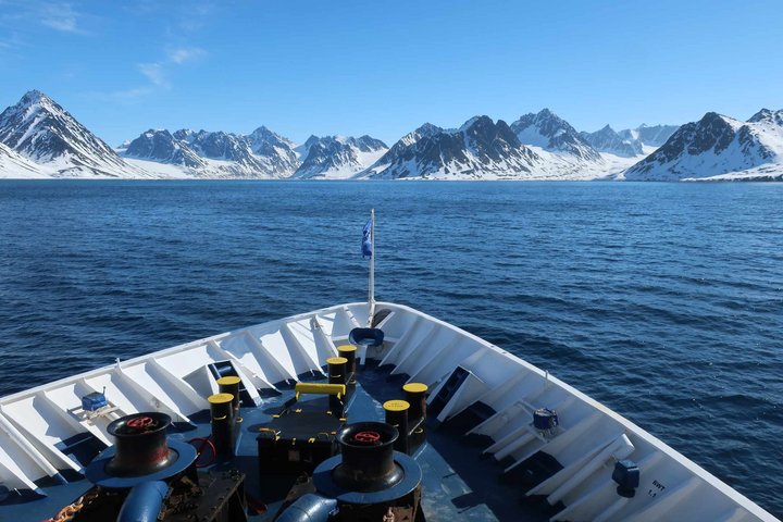Blick vom Bug auf Spitzbergen