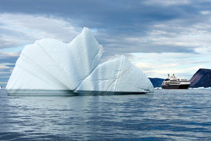 Eisberg mit Schiff von Le Ponant