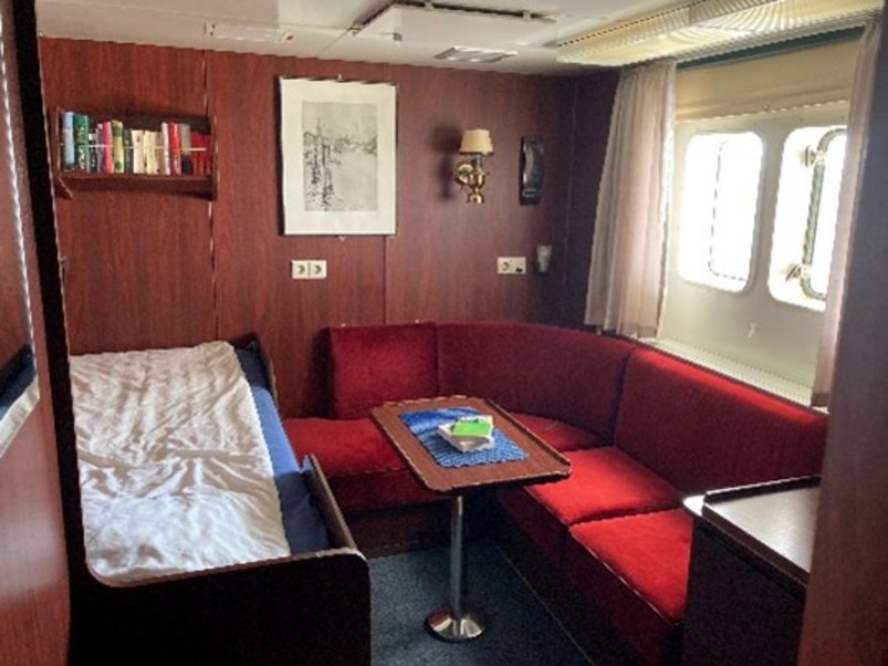Wohnbereich Schlafbereich einer Passagierkabine auf einem Frachtschiff