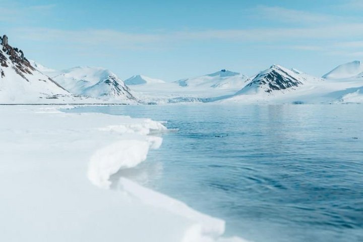 Bucht mit verschneiten Hügeln in Spitzbergen