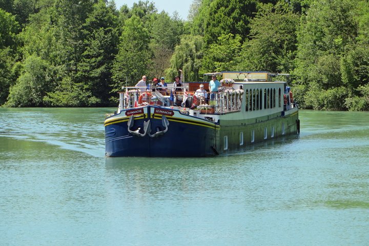 Gemächliches Dahingleiten auf einem Kanal in Holland