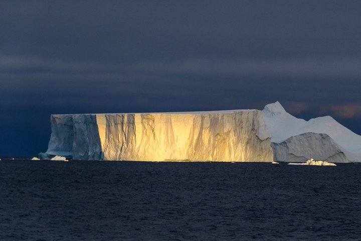 Eisberg Antarktis in Abendstimmung