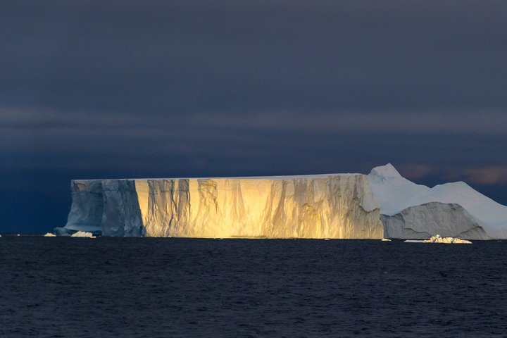 Eisberg Antarktis in Abendstimmung