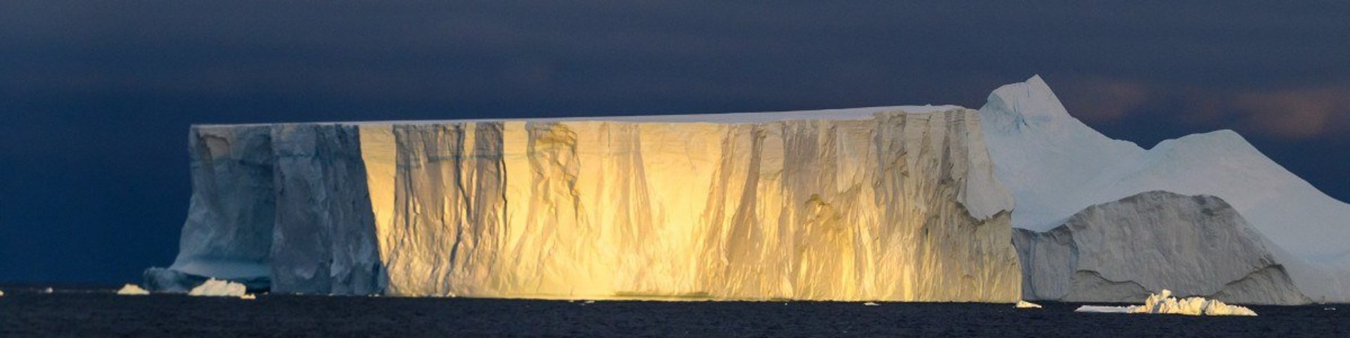 Eisberg Antarktis in Abendstimmung