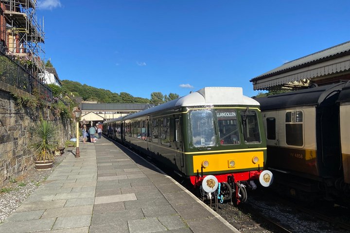 Zug der Llangollen Railway im Bahnhof von Llangollen