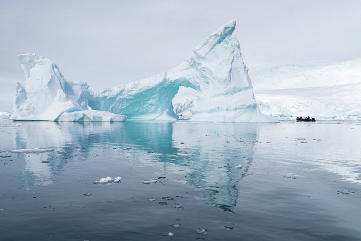 Zodiac mit Eisberg in Neko Harbour