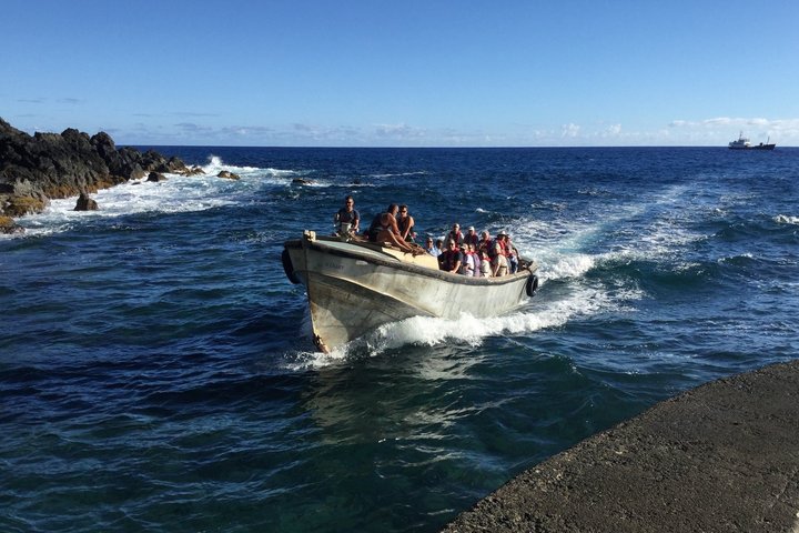 Longboat erreicht den Hafen von Adamstown auf Pitcairn