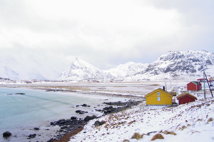 Verschneite Bucht auf den Lofoten