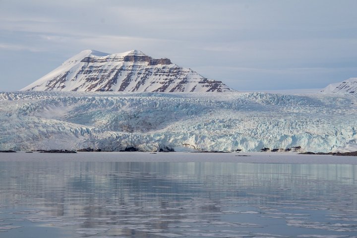 Bucht mit verschneitem Berg im Hintergrund