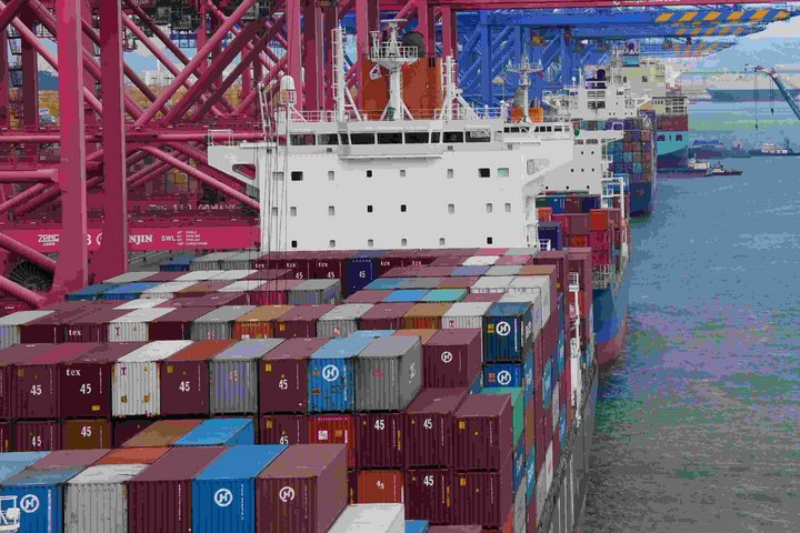 Containerterminal mit Containerschiffen