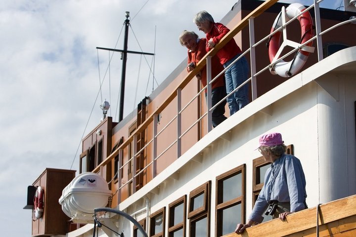 Passagiere schauen zu auf dem Deck der Glen Tarsan