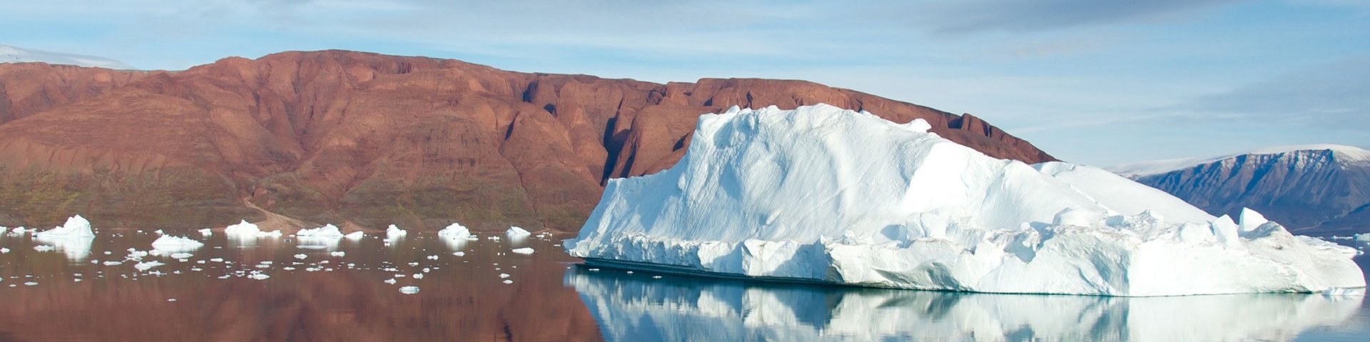 Scoresbysund mit schwimmenden Eisberg