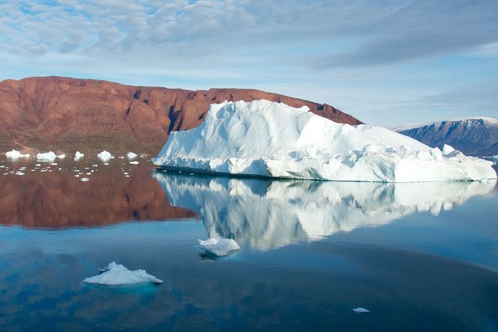 Scoresbysund mit schwimmenden Eisberg