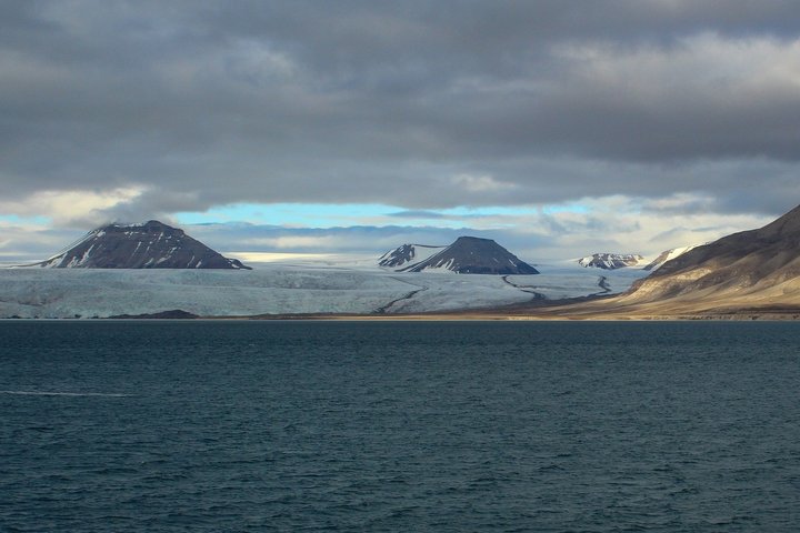 Bucht in Spitzbergen mit Bergen im Hintergrund