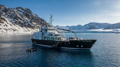 Explorer mit Zodiacs vor Anker