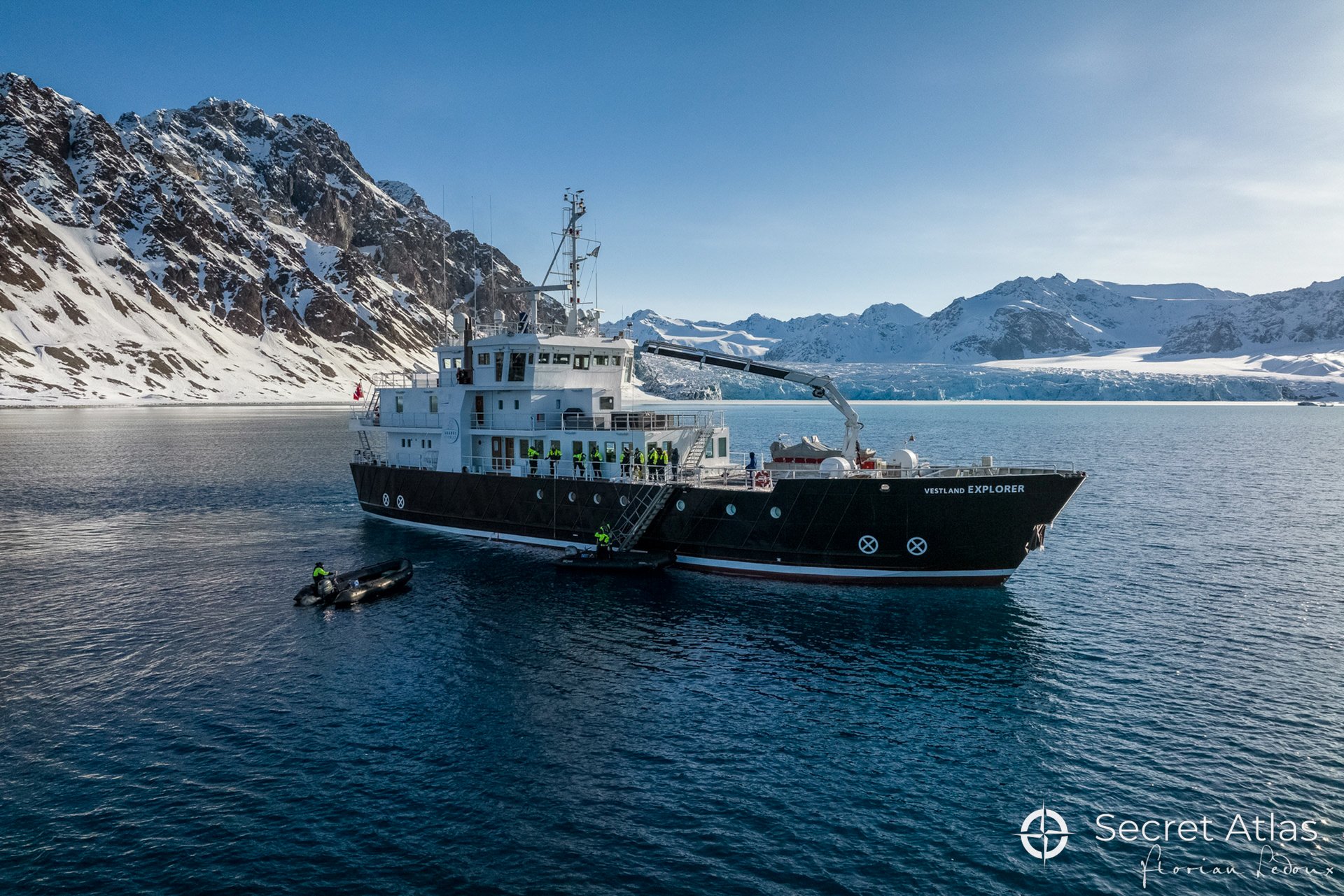 Explorer mit Zodiacs vor Anker