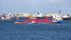 Frachtschiff im Hafen von Kapstadt