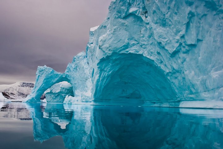 Schwimmender Eisberg vor Grönland