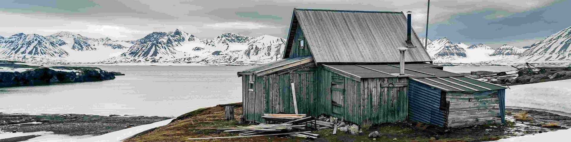 Verlassene Jägerhütte auf Spitzbergen
