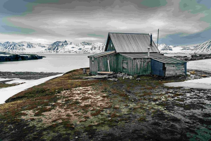 Verlassene Jägerhütte auf Spitzbergen