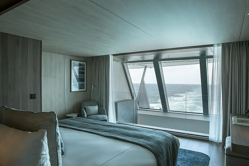 Wohnbereich der Duplex Suite auf dem Schiff Le Commandant Charcot von Ponant