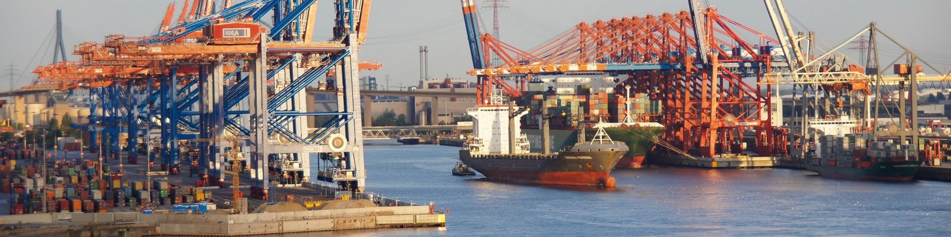 Containerschiff im Hafen von Hamburg