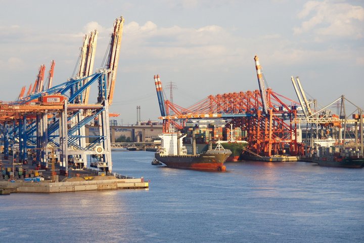 Containerhafen mit auslaufendem Containerschiff