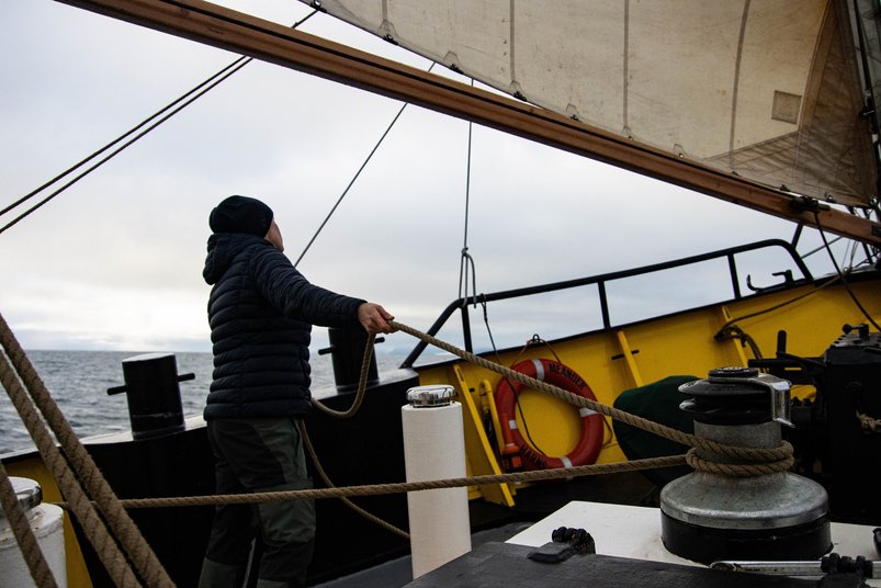Seemann an Deck des Segelschiffes Meander