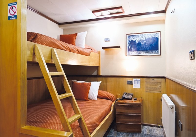 Skoprios III Innenkabine mit Stockwerkbetten