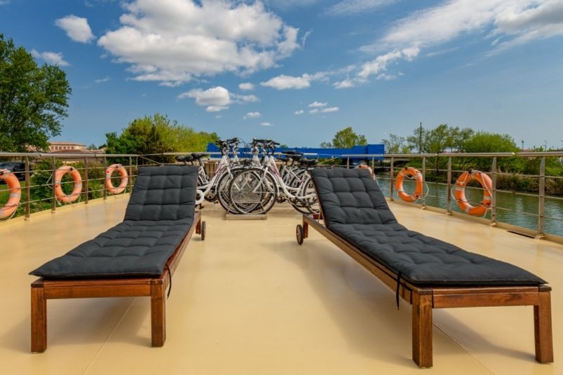 Sonnendeck mit Liegestühlen auf der La Bella Vita