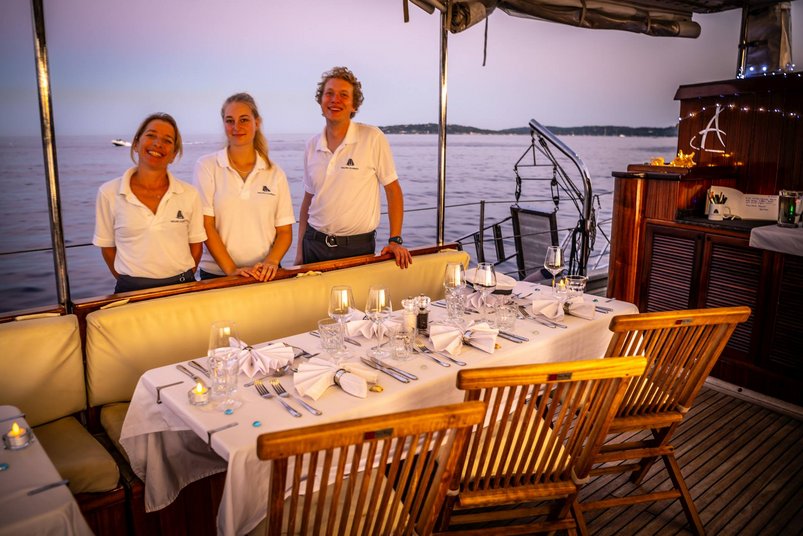 Abendessen an Deck des Segelschiffes Chronos
