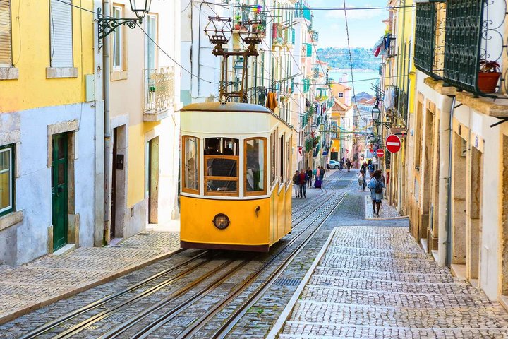 Historisches Tram in der Altstadt von Lissabon