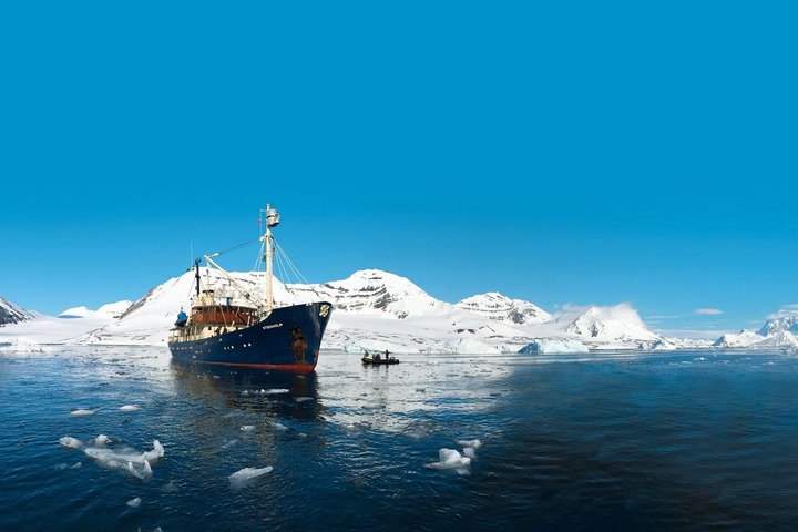 Schiff Stockholm in Spitzbergen