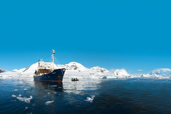Schiff Stockholm in Spitzbergen