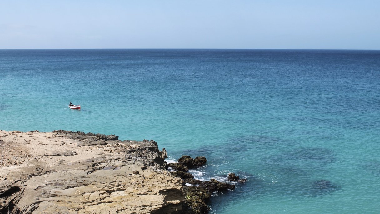 Meer mit Fischerboot auf Maio Meer mit Fischerboot auf Maio
