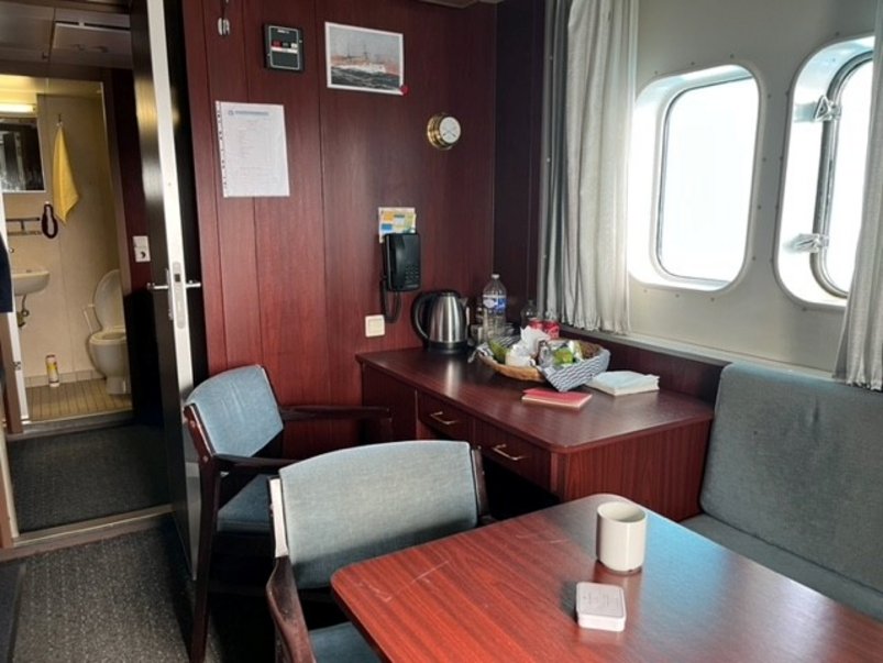 Schreibtisch in der Passagierkabine auf der Aurora