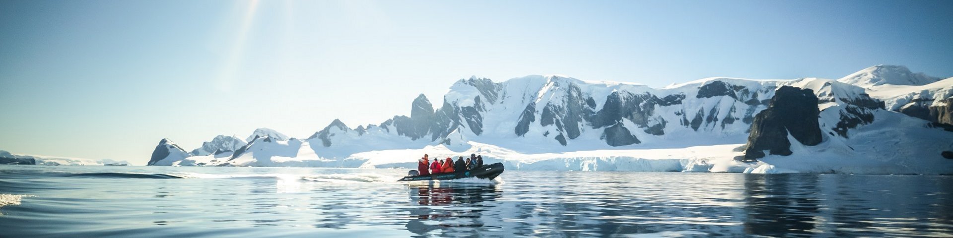 Zodiac in Bucht in der Antarktis mit Bergen Zodiac in Bucht in der Antarktis mit Bergen