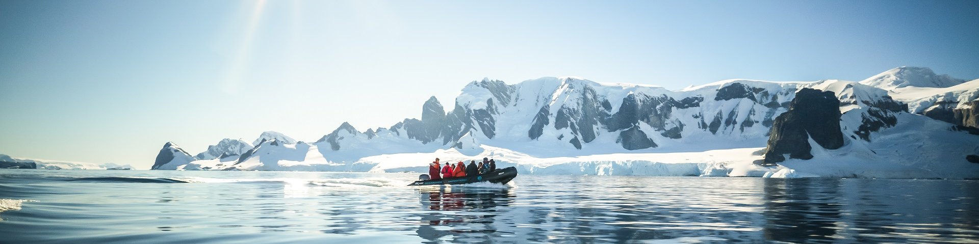 Zodiac in Bucht in der Antarktis mit Bergen Zodiac in Bucht in der Antarktis mit Bergen