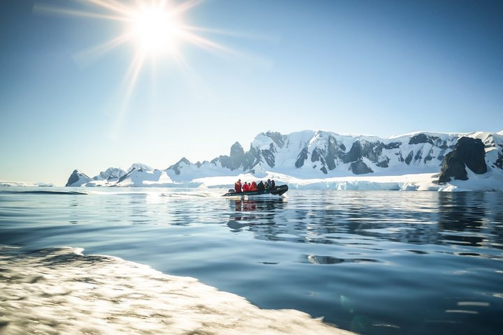 Zodiac in Bucht in der Antarktis mit Bergen Zodiac in Bucht in der Antarktis mit Bergen