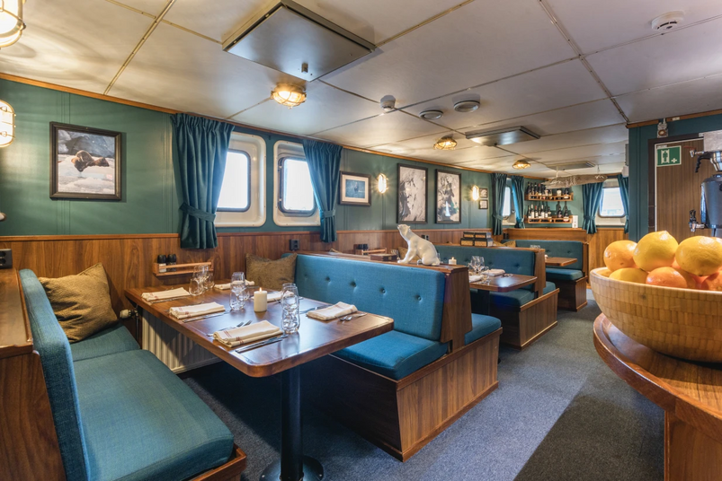 Restaurant auf dem Expeditionskreuzfahrtschiff Freya