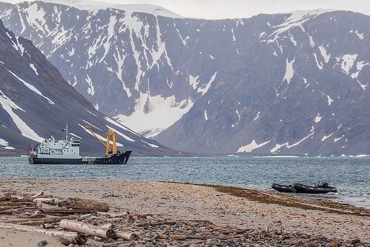 MS Villa in einem norwegischen Fjord