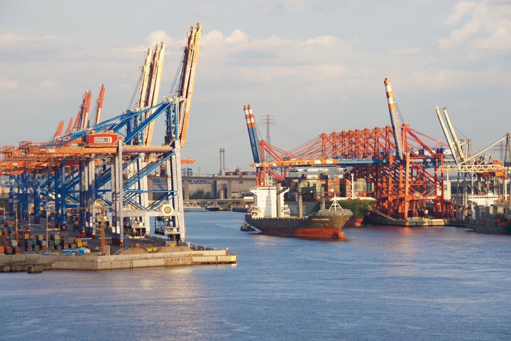 Containerhafen mit Frachtschiff