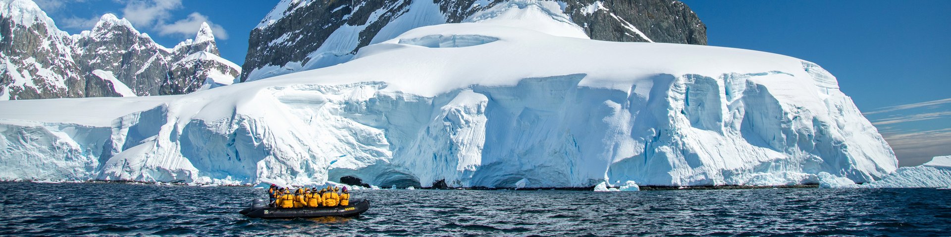 Gletscherfront mit Zodiac in Antarctica