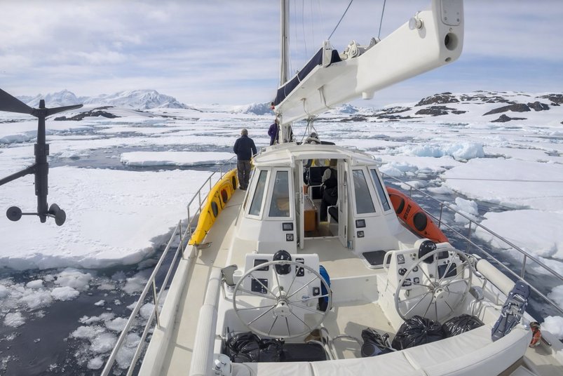 Deck des Segelschiffes Icebird in der Antarktis