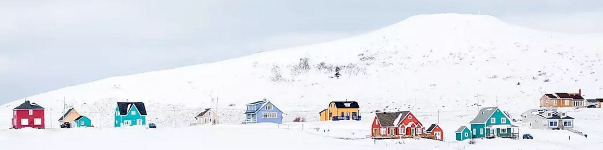 Bunte Häuser in einer Eislandschaft
