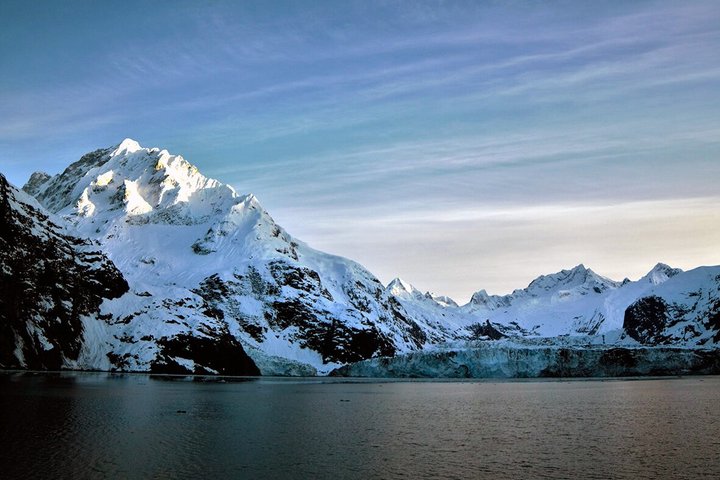 Bucht mit schneebedeckten Bergen im Glacier Nationalpark