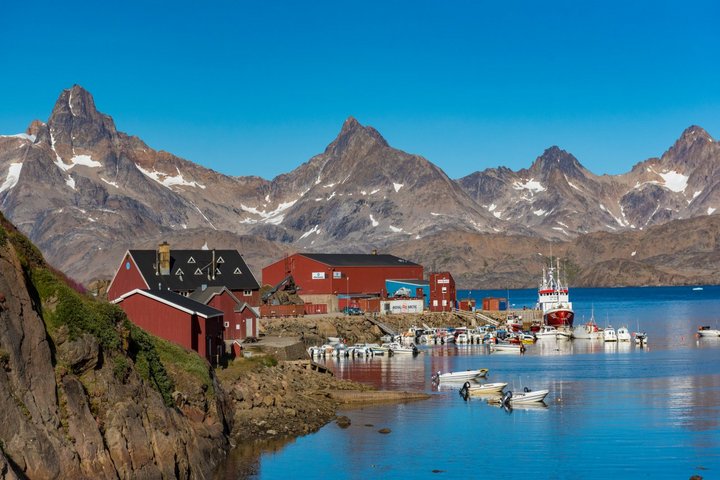 Dorf in einem grönländischen Fjord