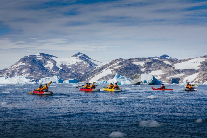 Kanufahrt in einer Bucht in der kanadischen Arktis