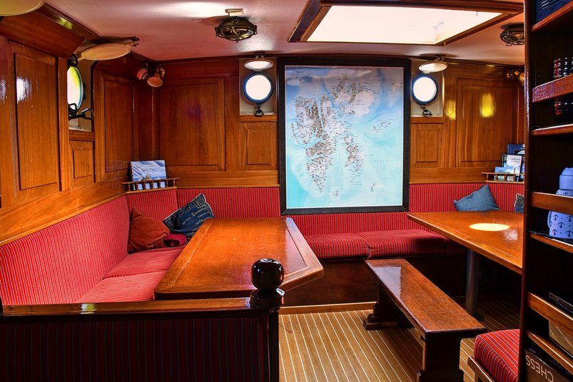 Salon an Bord Segelschiff Meander